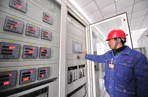 12月10日,工作人员在监测发电机组运行情况-中国电力网(www.chinapower.com.cn)版权所有