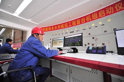 12月10日,工作人员在中控室监测发电机组运行情况-中国电力网(www.chinapower.com.cn)版权所有