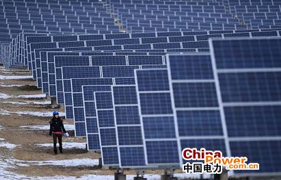 青海壮观排布的光伏阵列-中国电力网(www.chinapower.com.cn)版权所有